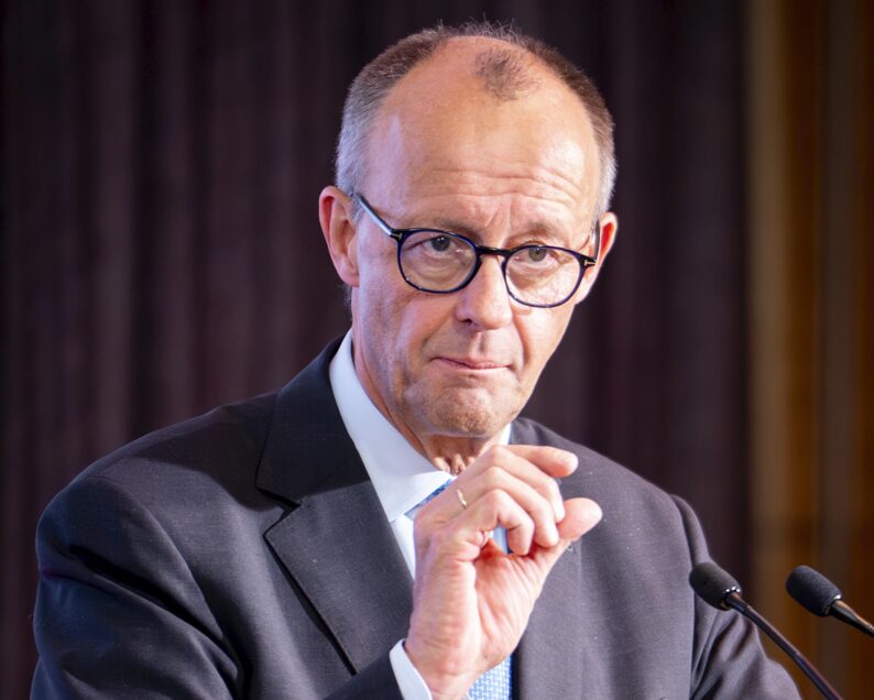 Geriet ins Visier der Linken: Bundeskanzler Friedrich Merz. Foto:picture alliance / Flashpic | Jens Krick
