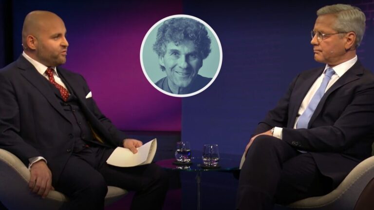 Diskussion über Ukraine-Krieg: AfD-Außenpolitiker Markus Frohnmaier (l.) und sein Gegenüber von der CDU, Norbert Röttgen, im Streitgespräch.