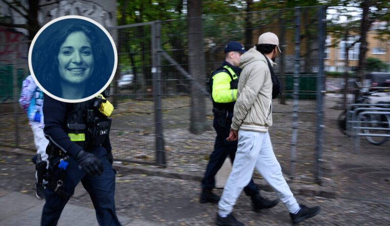 Berlin: Alltag rund um den Görlitzer Park: Polizisten führen einen mutmaßlichen Dealer ab.