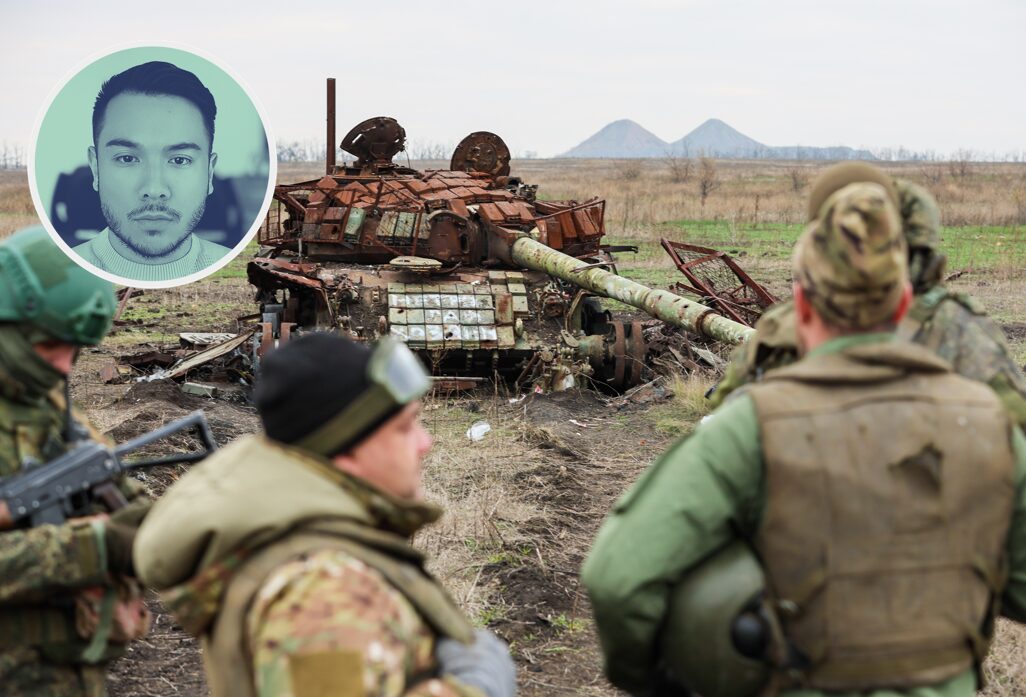 Schlacht im Donbass um Pokrowsk: Russische Soldaten sichten einen zerstörten Panzer im Donbass.