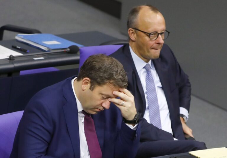 Der Rentenstreit wird zunehmend zur Belastung für Vizekanzler Klingbeil (l, SPD) und Kanzler Merz (CDU). Foto: picture alliance / Geisler-Fotopress | Agentur Wehnert/M. Gränzdörfer