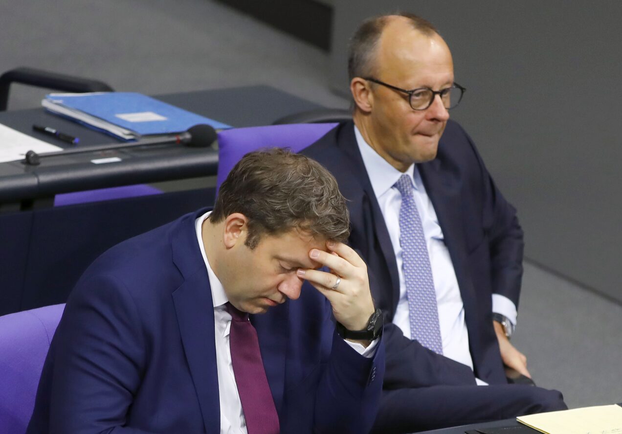 Der Rentenstreit wird zunehmend zur Belastung für Vizekanzler Klingbeil (l, SPD) und Kanzler Merz (CDU). Foto: picture alliance / Geisler-Fotopress | Agentur Wehnert/M. Gränzdörfer