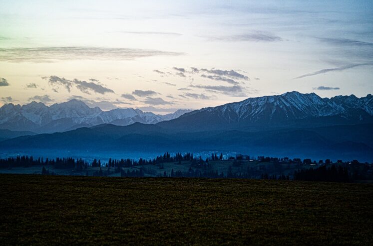 Die Karpaten schimmern im Morgengrauen.