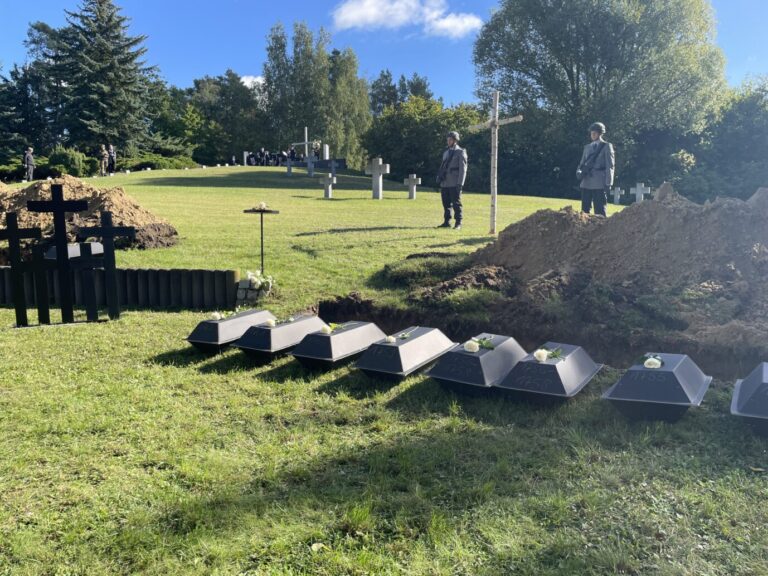 Das Bild zeigt Soldatengräber.