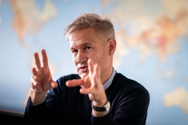 Welt-Herausgeber Ulf Poschardt, der sich mit der Bibliothek des Konservatismus in Berlin solidarisiert.