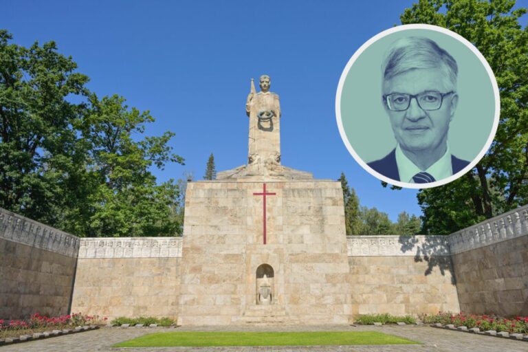 Die „Mutter Lettland“ auf dem Brüderfriedhof in Riga: Dreitausend Männer sind hier bestattet. (Themenbild/Collage)