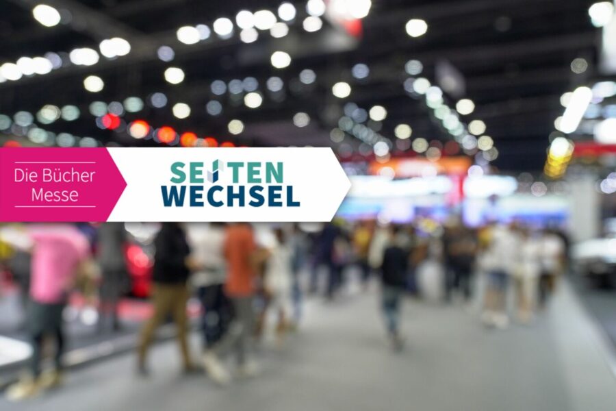 Im Hintergrund sieht man Menschen über eine Messe schlendern, davor das Logo der Die Buchmesse „Seitenwechsel“