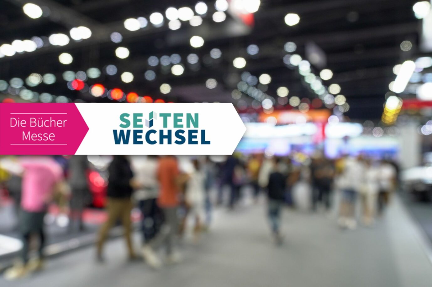Im Hintergrund sieht man Menschen über eine Messe schlendern, davor das Logo der Die Buchmesse „Seitenwechsel“