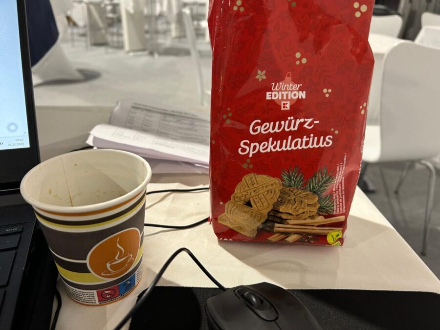 Kaffee im Pappbecher, dazu weihnachtliche Spekulatius. Foto: JF
