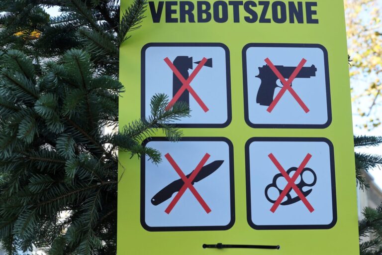 Das Bild zeigt ein Schild, das auf eine Waffenverbozszone hinweist.