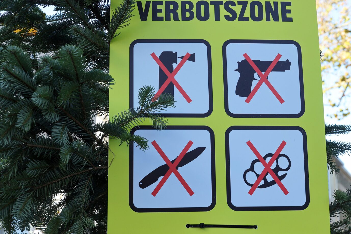 Das Bild zeigt ein Schild, das auf eine Waffenverbozszone hinweist.