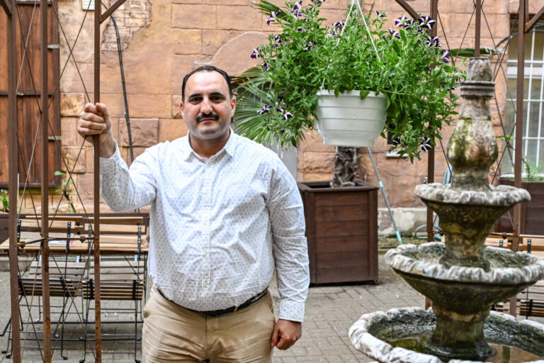 Der Leiter der Sprachschule Ibn Khaldun, Hudhaifa Al-Mashhadani: Nur eine „schnelle Reaktion“ habe seinen Sturz verhindert. Er wurde in Neukölln angegriffen. (Themenbild)