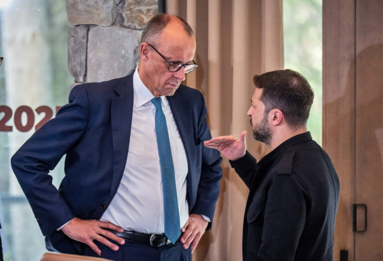 Bundeskanzler Friedrich Merz und Ukraines Präsident Wolodymyr Selenskyj bei einem Gespräch im Juni in Kanada.