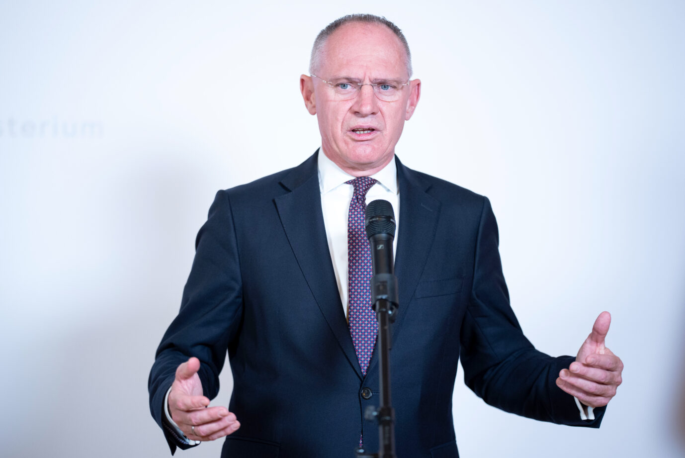 Migrationspolitik Österreichs Innenminister fordert konsequente Abschiebungen nach Syrien und Afghanistan