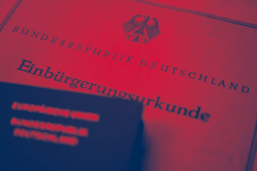 Ein deutscher Reisepaß liegt auf einer Einbürgerungsurkunde der Bundesrepublik Deutschland; Symbolbild zum Thema Staatsangehörigkeit und mögliche Fälschungen bei Einbürgerungsverfahren Einbürgerungsurkunde und deutscher Paß: Die Länder haben kaum Überblick über gefälschte Dokumente in Einbürgerungsverfahren. Foto: Kirill Singer/ JF; verw. Bild: picture alliance / Laci Perenyi | Laci Perenyi