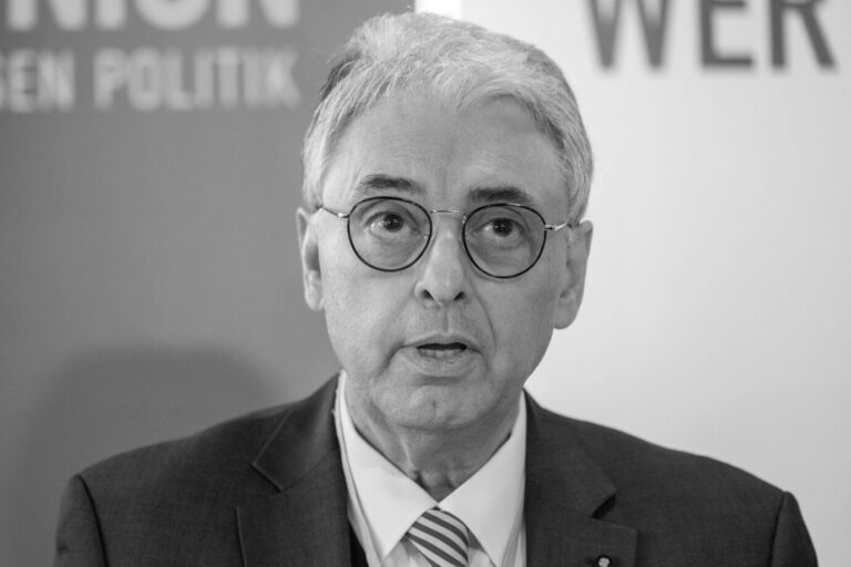 Das Vorstandsmitglied Martin Lohmann spricht während der Pressekonferenz zur Parteigründung der "Werteunion" auf dem Ausflugsschiff Godesia.