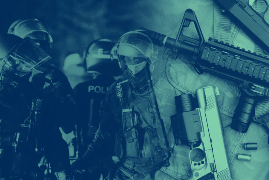 Das Bild zeigt schwer bewaffnete Polizisten und Waffen. Es ist ein Symbolbild für einen Text über Schüsse und Schusswaffengewalt in Deutschland.