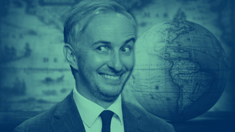 Das Bild zeigt Jan Böhmermann vor einem Globus.