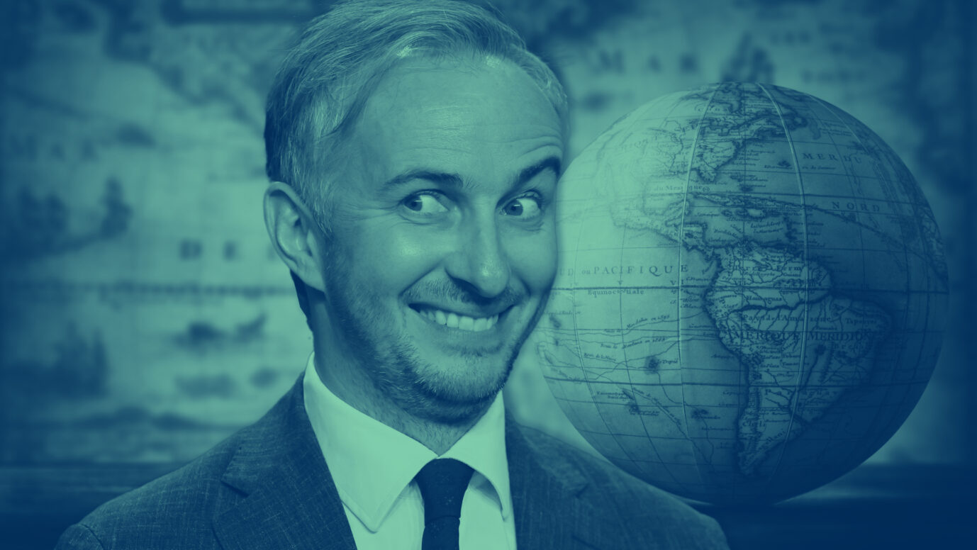 Das Bild zeigt Jan Böhmermann vor einem Globus.