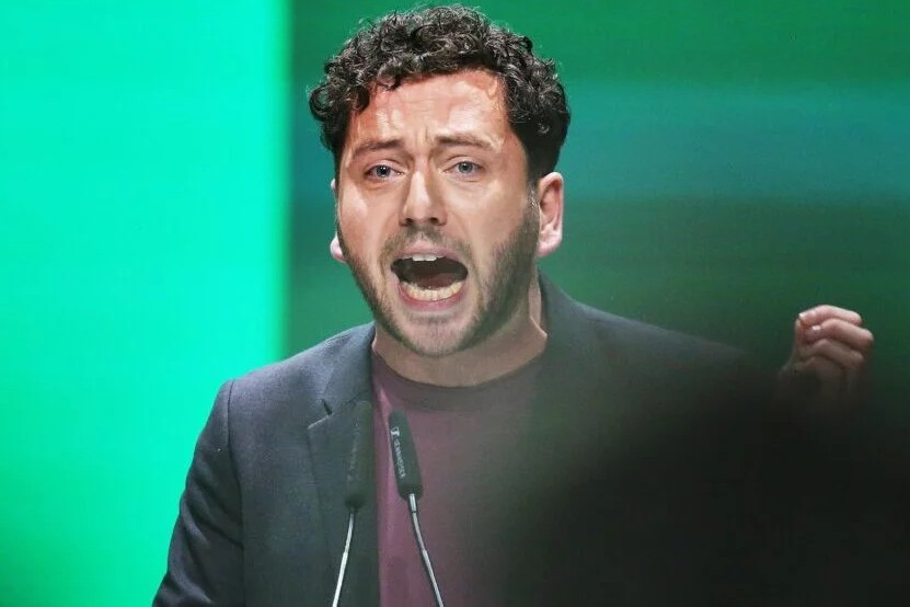 Felix Banszak (Grüne) sieht durch die neuen Asyl-Regeln aus Brüssel die Menschenrechte in Gefahr.