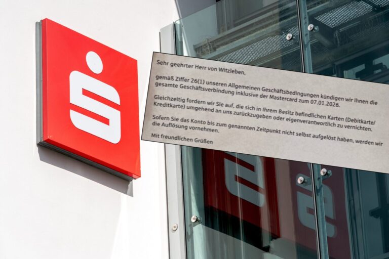 Das Logo der Sparkasse und ein Ausschnitt aus dem Kündigungsschreiben: Anders als private Banken darf diese nur in begründeten Ausnahmefällen das Konto kündigen. Fotos: picture alliance / SULUPRESS.DE | Torsten Sukrow / SULUPRESS.DE /// Screenshot X