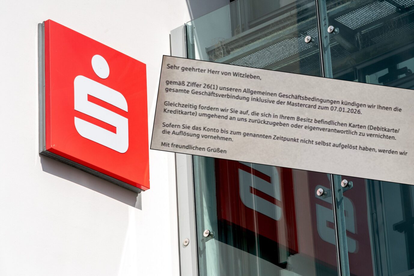 Das Logo der Sparkasse und ein Ausschnitt aus dem Kündigungsschreiben: Anders als private Banken darf diese nur in begründeten Ausnahmefällen das Konto kündigen. Fotos: picture alliance / SULUPRESS.DE | Torsten Sukrow / SULUPRESS.DE /// Screenshot X