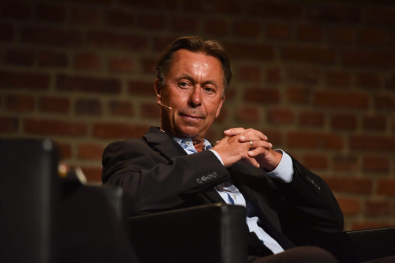 Norbert Bolz sitzt auf einer Bühne und hat die Hände ineinandergelegt. Das Ermittlungsverfahren gegen ihn wegen eines X-Beitrags wurde nach Zahlung einer Geldauflage eingestellt. Norbert Bolz bei einer Veranstaltung: Die Staatsanwaltschaft Berlin stellte das Verfahren gegen den Publizisten gegen Zahlung einer Geldauflage ein. Foto: picture alliance/dpa | Horst Galuschka