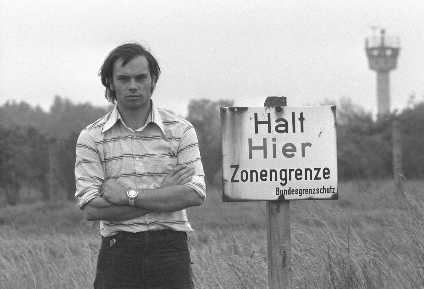 Der DDR-Flüchtling Werner Weinhold steht 1976 an der Zonengrenze.