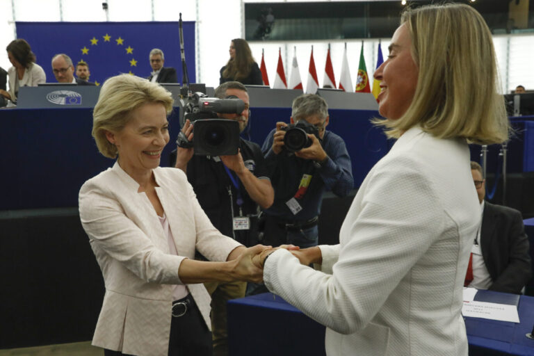EU-Kommissionspräsidentin Ursula von der Leyen und die nun ehemalige Rektorin des College of Europe, Federica Mogherini. Letztere reichte ihren Rücktritt aufgrund von Korruptionsvorwürfen ein. (Themenbild)