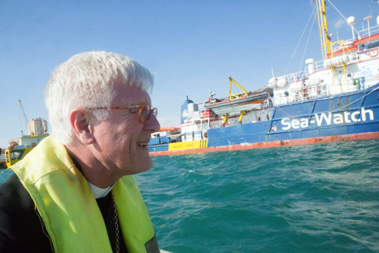Ex-EKD-Ratschef, Heinrich Bedford-Strohm, vor dem Asyl-„Seenotrettungsschiff“ Sea Watch 3. (Themenbild)