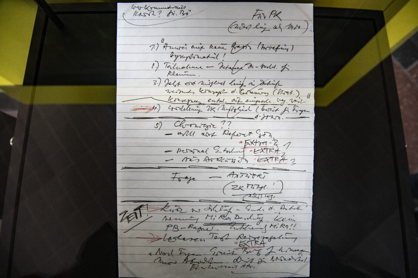 Blick auf die handschriftlichen Notizen vom damaligen Mitglied des Politbüros des Zentralkomitees der SED, Günter Schabowski, die er bei der Pressekonferenz am 9. November 1989 zu der neuen Regelung für Reisen ins westliche Ausland für DDR-Bürger nutzte. Vom 8. November an ist der Zettel im Berliner Tränenpalast zu sehen.