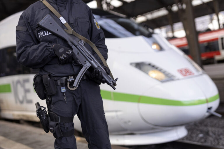 Libanese festgenommen: Ein Bundespolizist patrouilliert am Aachener Hauptbahnhof.