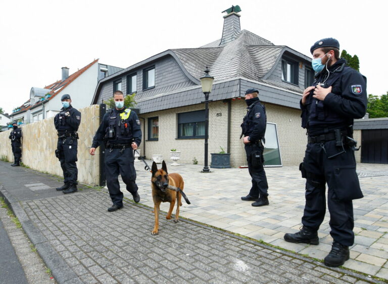 Im Juni 2021 durchsuchte die Polizei die Villa des Clans und fand extrem viel Bargeld und Luxusuhren.