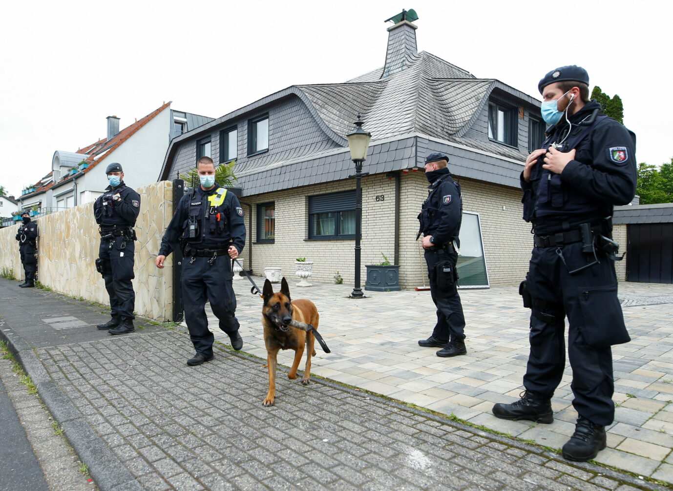 Im Juni 2021 durchsuchte die Polizei die Villa des Clans und fand extrem viel Bargeld und Luxusuhren.