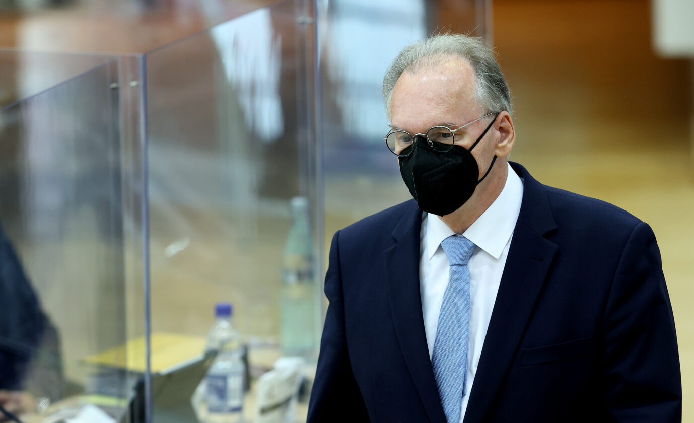 Reiner Haseloff (CDU), amtierender Ministerpräsident von Sachsen-Anhalt, läuft während der konstituierenden Sitzung der neuen Landesregierung im Landtag von Sachsen-Anhalt durch den Plenarsaal. Haseloff stellt sich zur Wiederwahl als Ministerpräsident. Er fiel im ersten Wahlgang durch.