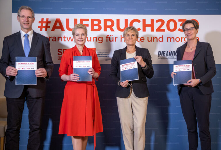 Das Bild zeigt Vertreter der Landesregierung von Mecklenburg-Vorpommern. Sie distanziert sich nicht von Haß auf Deutschlandfahnen.