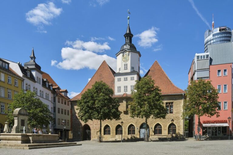 Historisches Rathaus in Jena: Die Stadtverwaltung soll dem „Infoladen“-Betreiber vergangenes Jahr über 11.000 Euro gezahlt haben. (Themenbild/Symbolbild)