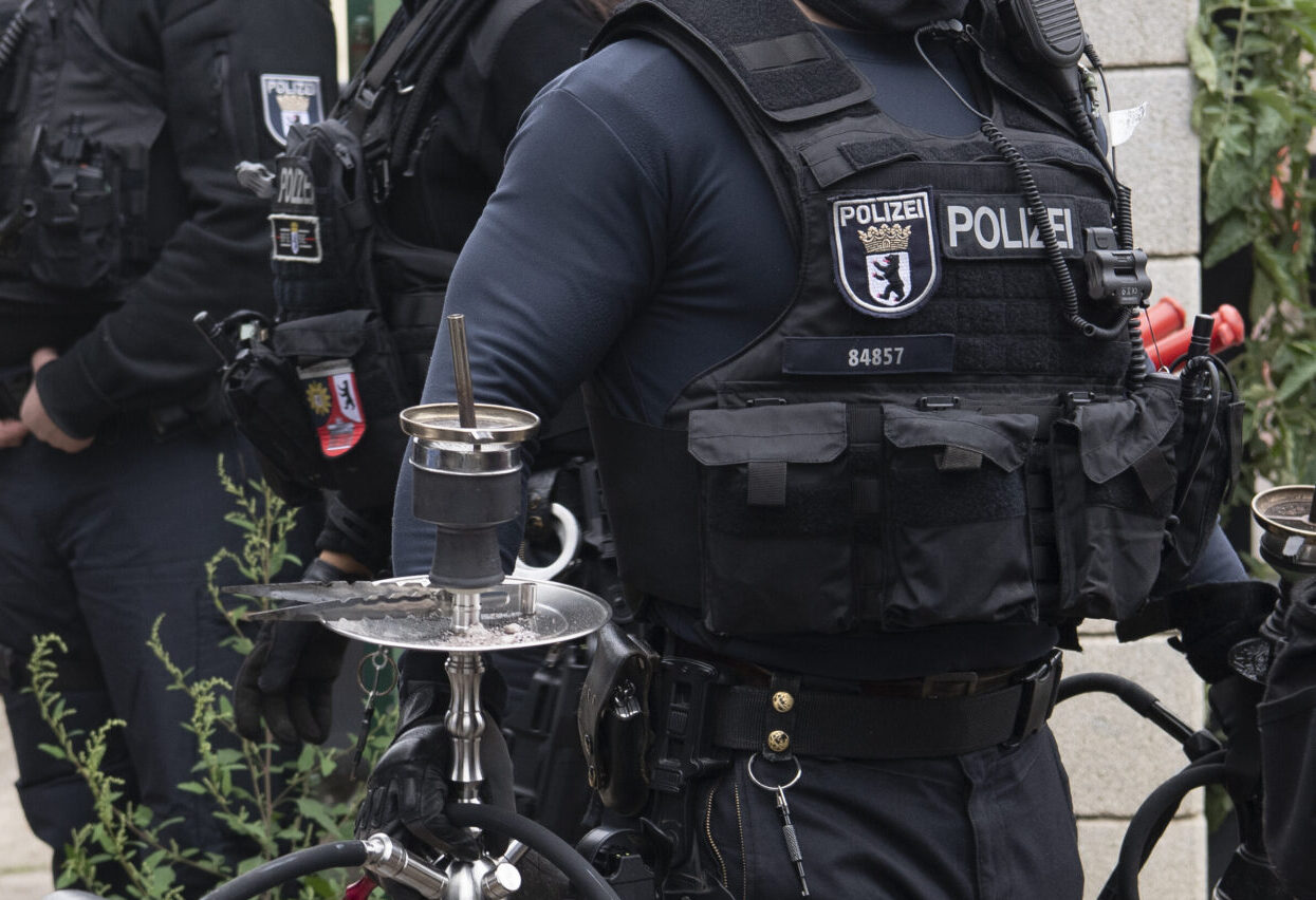 Die Kontrolle kam in der orientalischen Bar nicht gut an. Mehrere Gäste und der Betreiber prügelten auf die Polizisten ein. Foto: picture alliance/dpa | Paul Zinken