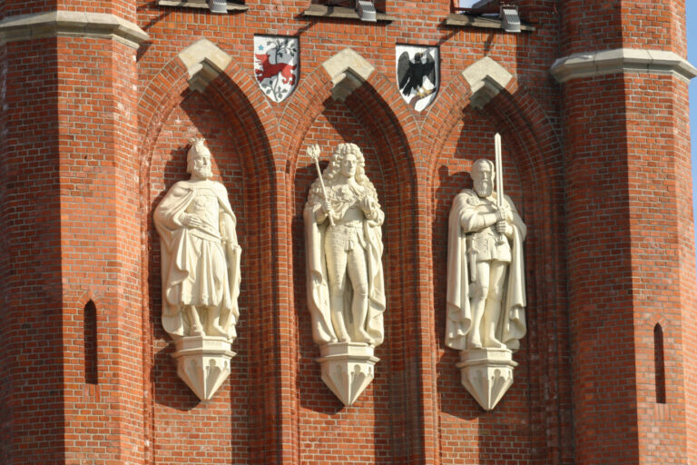 Der letzte Hochmeister des Deutschen Ordens, Albrecht von Brandenburg-Ansbach (r.), ziert das Königstor in Königsberg.