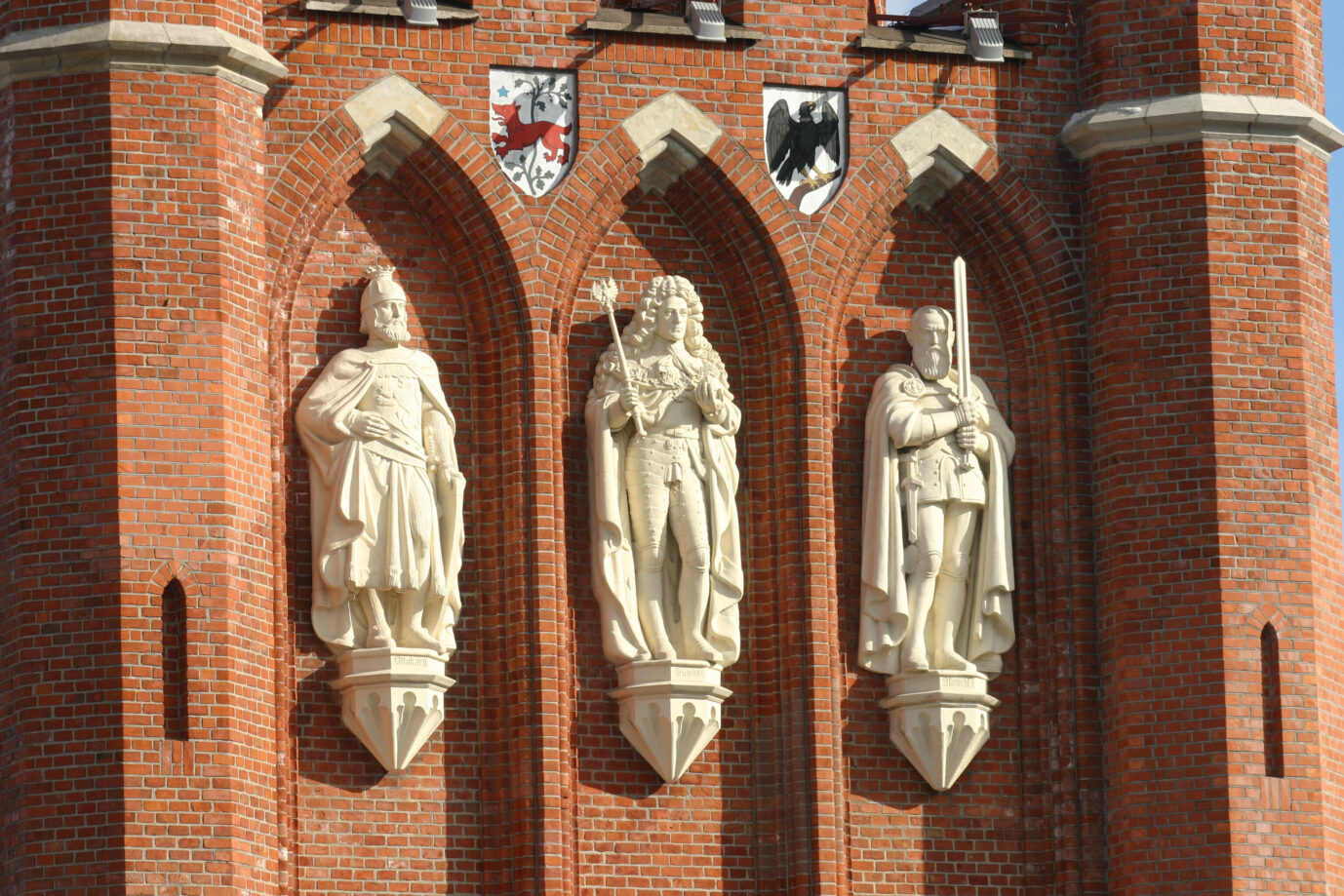 Der letzte Hochmeister des Deutschen Ordens, Albrecht von Brandenburg-Ansbach (r.), ziert das Königstor in Königsberg.