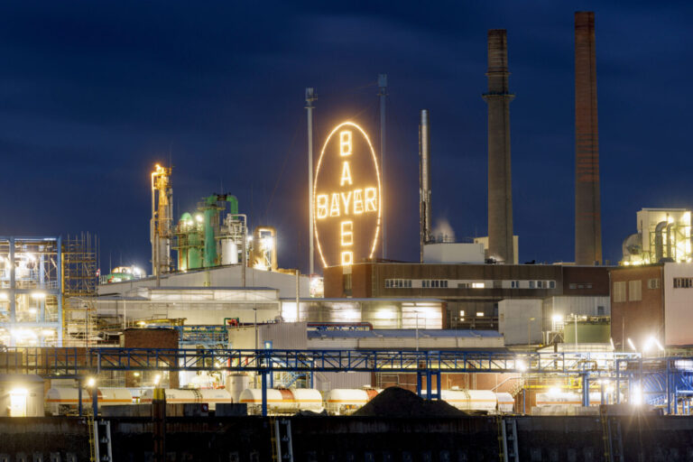 Das Logo des Pharmakonzerns Bayer am Standort des Konzerns am Rheinufer bei Leverkusen. Der Leverkusener Chemiekonzern Bayer AG hat im zweiten Quartal einen Milliardenverlust verbucht - unter anderem im Zusammenhang mit dem Unkrautvernichter Glyphosat. Das Mittel ist nur noch bis Dezember in der EU zugelassen. Kritiker warnen seit langem, Glyphosat könne krebserregend sein. (Themenbild, Symbolbild) Leverkusen, 13.08.2023