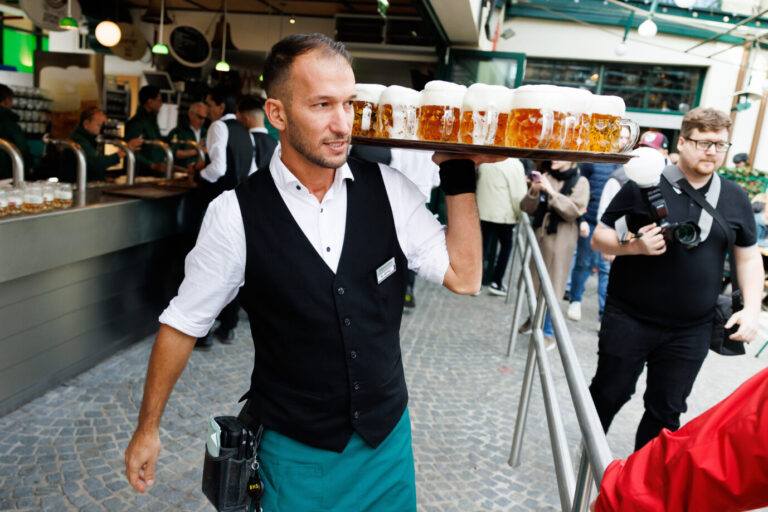 Ein Kellner trägt bringt Biergläser: Der Mindestlohn trifft vor allem das Gastro-Gewerbe.