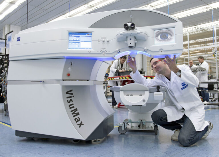 Ein Mann kniet vor einem technischen Gerät – es handelt sich um einen Augenlaser von Zeiss Meditec, der den Preis deutlich mehr verdient hätte als die neuste Wasserstoff-Technologie