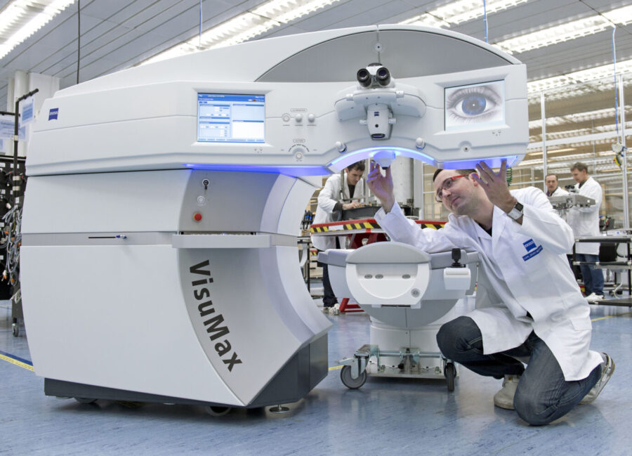Ein Mann kniet vor einem technischen Gerät – es handelt sich um einen Augenlaser von Zeiss Meditec, der den Preis deutlich mehr verdient hätte als die neuste Wasserstoff-Technologie