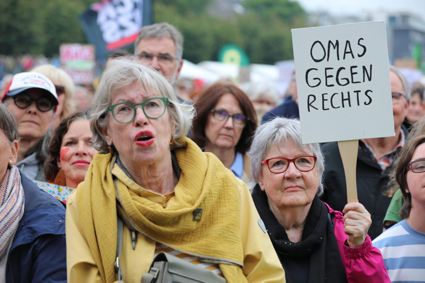 Die "Omas gegen Rechts" pflegen eine irritierende Nähe zu Linksextremisten. Trotzdem profitieren sie von Steuermitteln.