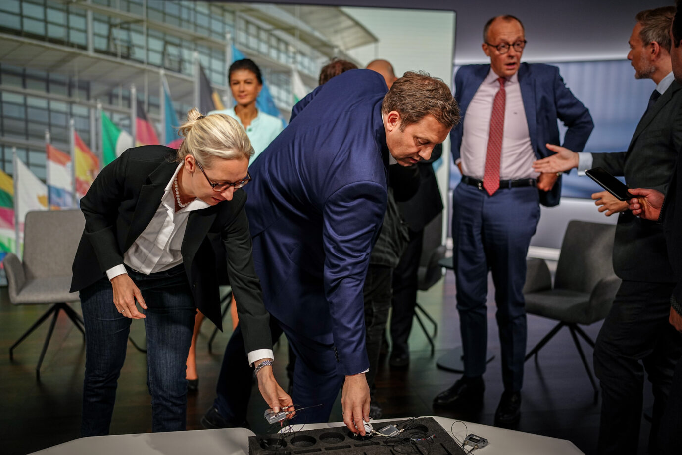 Alice Weidel (l-r), Fraktionsvorsitzende und Parteivorsitzende der AfD, Sahra Wagenknecht, Parteivorsitzende vom Bündnis Sahra Wagenknecht (BSW), Lars Klingbeil, SPD-Bundesvorsitzender, Friedrich Merz, CDU-Bundesvorsitzender und Unionsfraktionsvorsitzender, und Christian Lindner, Bundesminister der Finanzen und FDP-Parteivorsitzender, nehmen an der Elefantenrunde der Parteivorsitzenden im Studio von RTL/NTV nach der Europawahl teil. Das Wahljahr kann kommen.