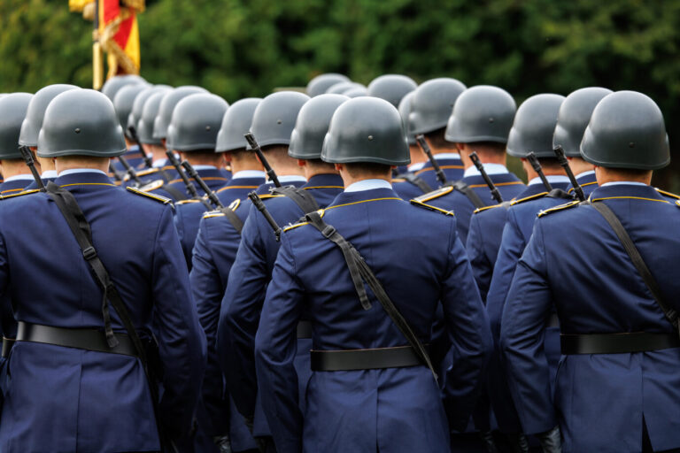 Erste Strophe des Deutschlandliedes: Bundeswehr-Soldaten beim Appell zum Ende eines Offizierslehrgangs.