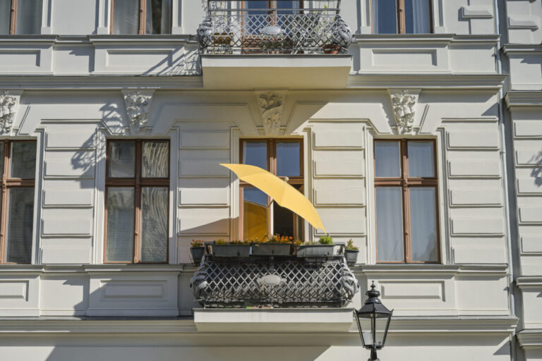 Balkon, Sonnenschirm, Altbau: Im Netz werben viele Betrüger mit Traumwohnungen und kassieren vor den Besichtigungen ab. Foto: picture alliance / Schoening | Schoening