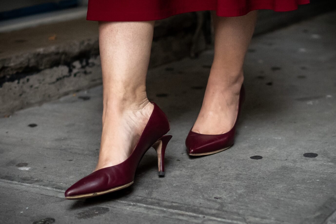 Für Annalena Baerbock gehören Pumps zum politischen Alltag, wenn die auch nicht ganz praktisch sind (Archivbild).