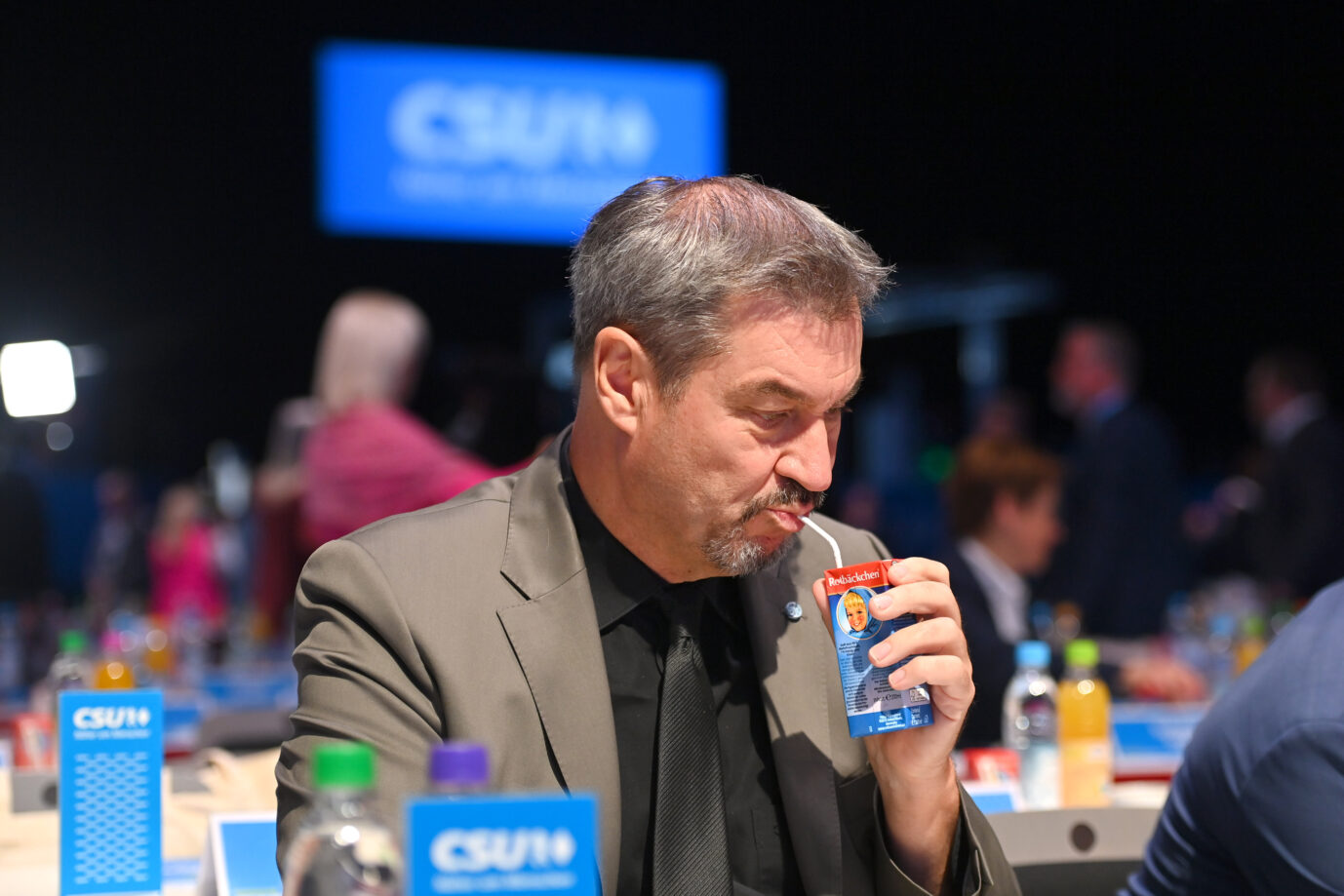 Das Trinken aus einem Strohhalm, wie hier bei CSU-Chef Markus Söder, birgt weniger Gefahren und ist nicht ganz so nervig, wie die befestigten Flaschendeckel. Foto: picture alliance / SvenSimon | Frank Hoermann/SVEN SIMON